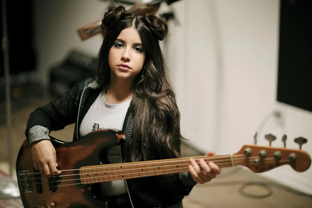Mädchen spielt E-Bass