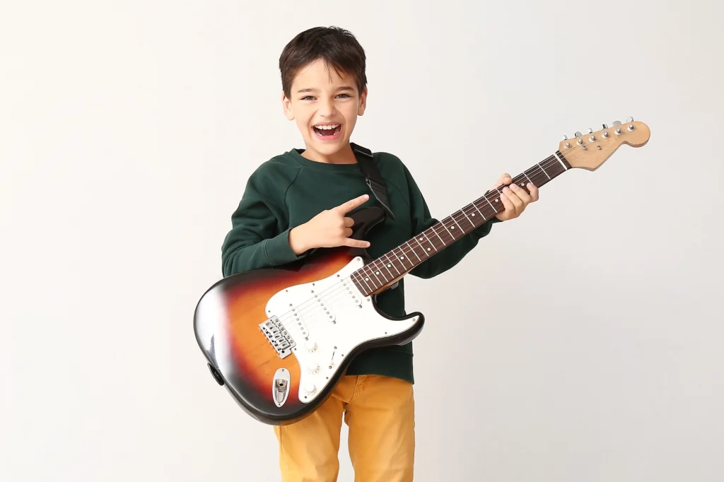 Bub mit E-Gitarre