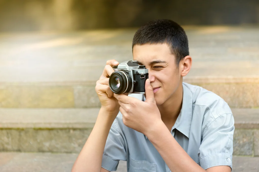 Ein Jugendlicher fotografiert