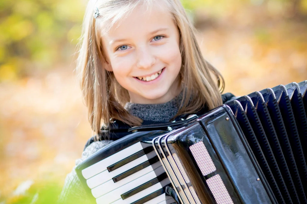 Mädchen mit Akkordeon_Musik- und Kunstschule Oberes Mostviertel