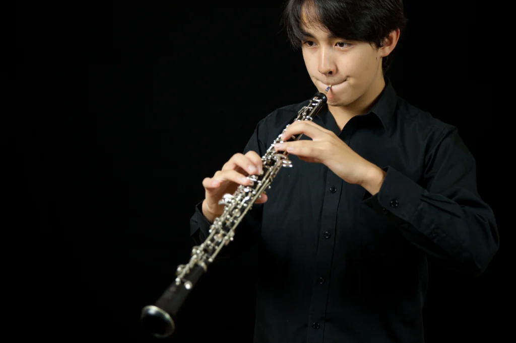 Ein Junge spielt Oboe