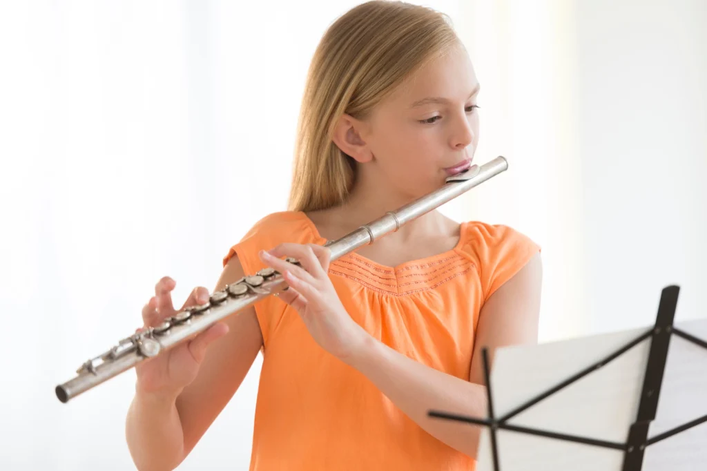 Mädchen spielt Querflöte