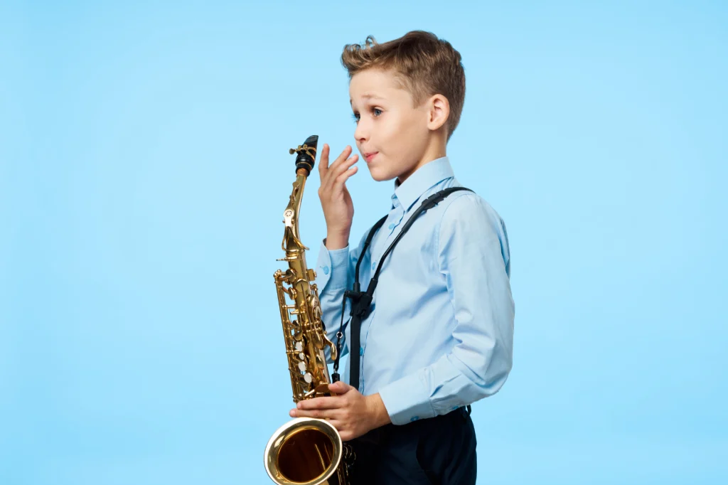 Ein Junge spielt Saxofon