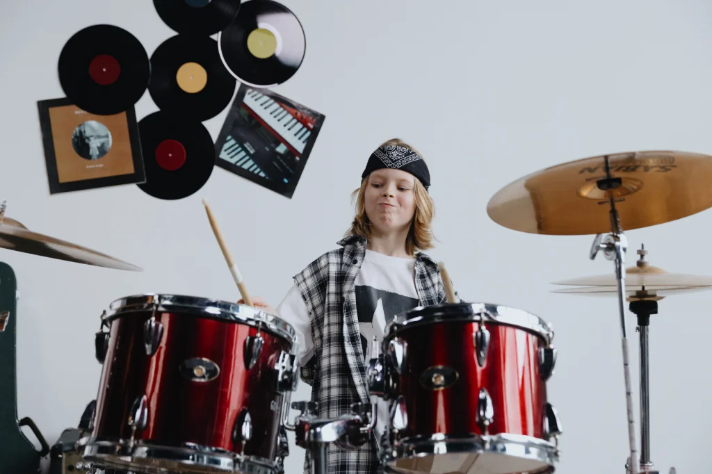 Ein Junge spielt Drumset
