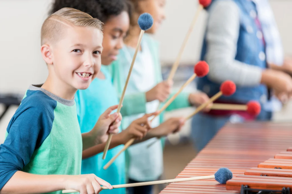 Ein Junge spielt Marimba